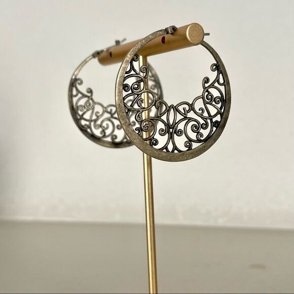 Brass colored hoops with design - Picture 4 of 9